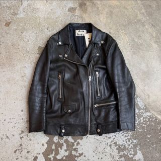 Restock kousků od @daniela__kocianova a special ceny.🔥 Our faves? Bunda Acne nebo Comme des Garçons, Ganni nebo Gabriele...