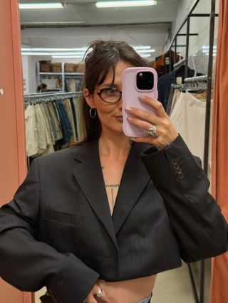 Crop sako vypadá hot na každém (trust us). Ale na @ketrinkostolecka? Next level. 🥹💗 Utíkejte pro to svoje ~ na festive...